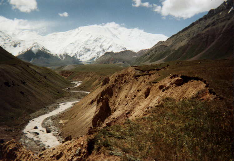 Blick vom Basislager (3500 m) auf die Nordflanke des Pik Lenin (7134 m)