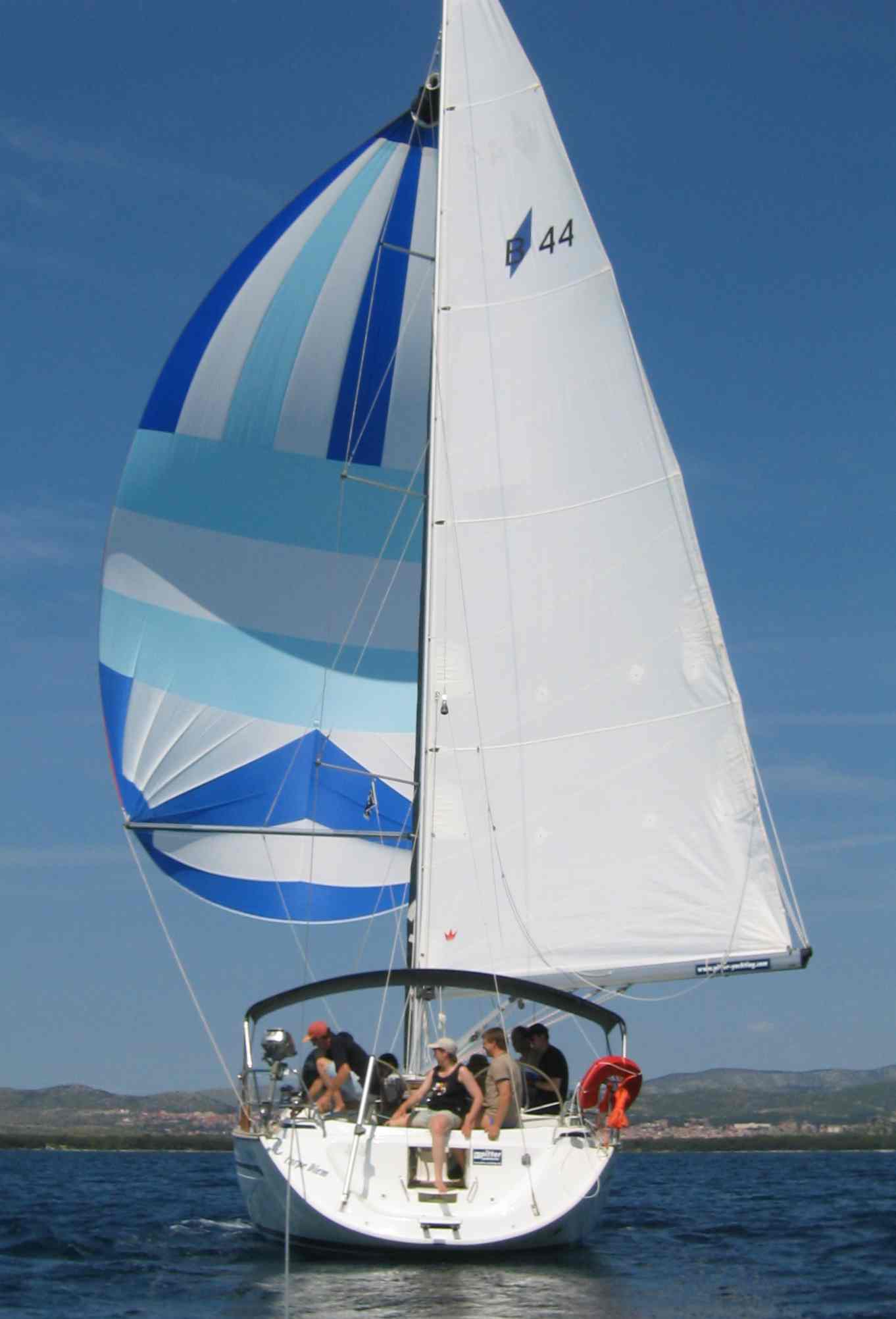 Unter Spinnaker bis in den Hafen von Sibenik (Kroatien)